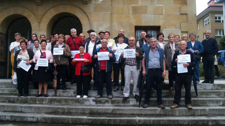 Herriko jubilatuek dagozkien eskubideak zaintzea eskatu diete agintari politikoei