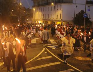 Mari Domingiri eta Olentzerori bidea argitzeko laguntzaileak behar dituzte