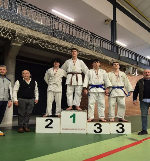 Posturik gorenean segitzen du Usurbil Judo Klubak