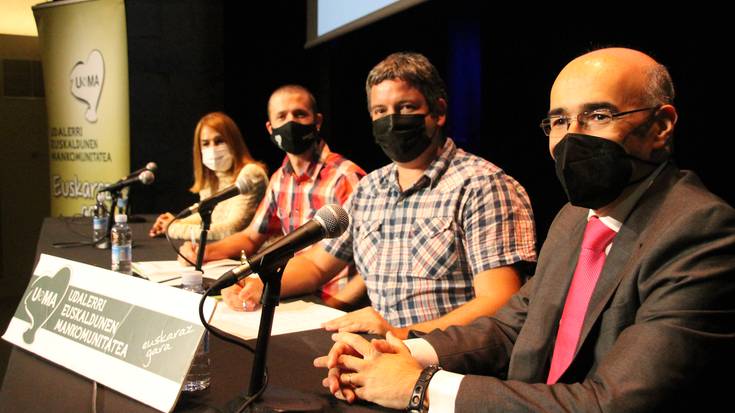 Euskara lehenesteko konpromisoa erdietsi dute herriko bi finantza erakundeek, Udalak eta UEMA-k