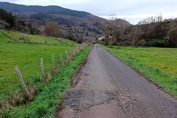 Zuloak estaltzen, erriberako bidean