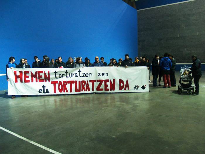 "Herri honetan torturatu egin da eta torturatzen jarraitzen da. Ezin dugu onartu"