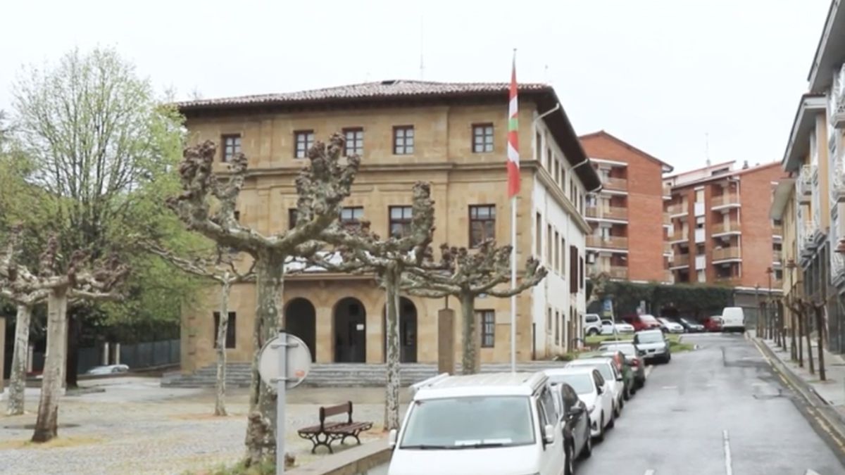 2013an behartu zuten Udala gaur kendutako ikurra ezartzera