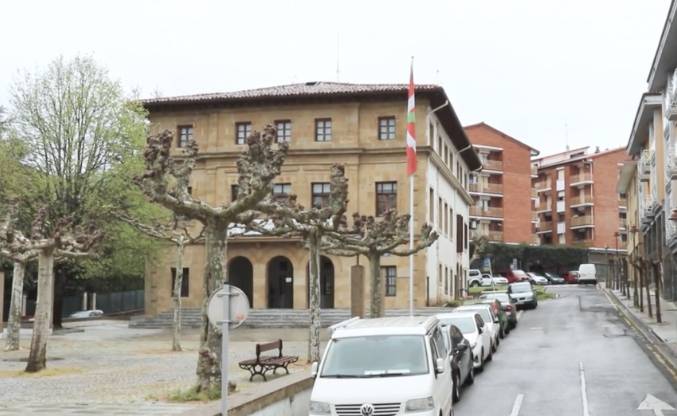 2013an behartu zuten Udala gaur kendutako ikurra ezartzera