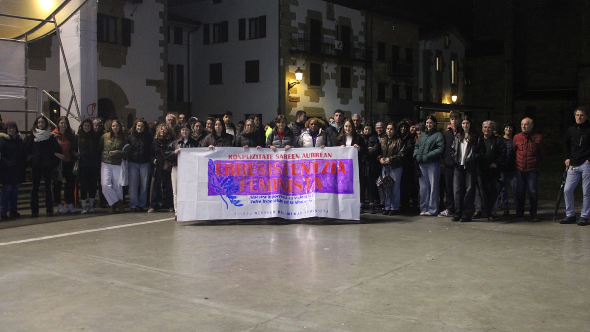 "Konplizitate sareen aurrean, erresistentzia feminista" aldarrikatu dute Usurbilgo Sare Feministaren mobilizazioan