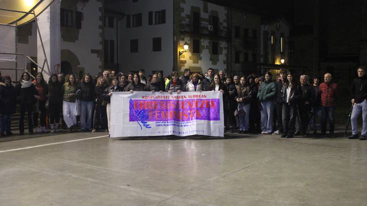 "Konplizitate sareen aurrean, erresistentzia feminista" aldarrikatu dute Usurbilgo Sare Feministaren mobilizazioan