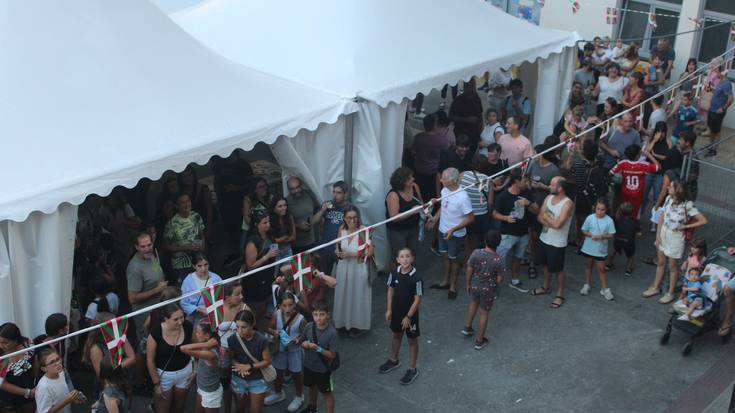 Auzolana goratuz eta jai osasuntsuak izateko desioz murgildu da festetan Atxegalde