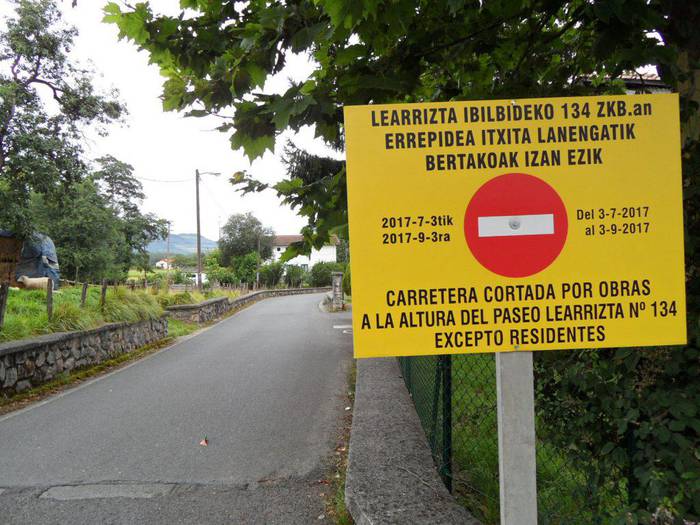 Erraustegirako gasa sartzen ari diren Zubietako bidea zatian, elkarretaratzea larunbatean