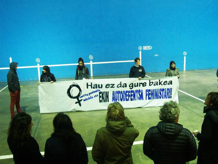 Emakumeen aurkako indarkeria salatzeko ekimenak, azaroaren 25ean