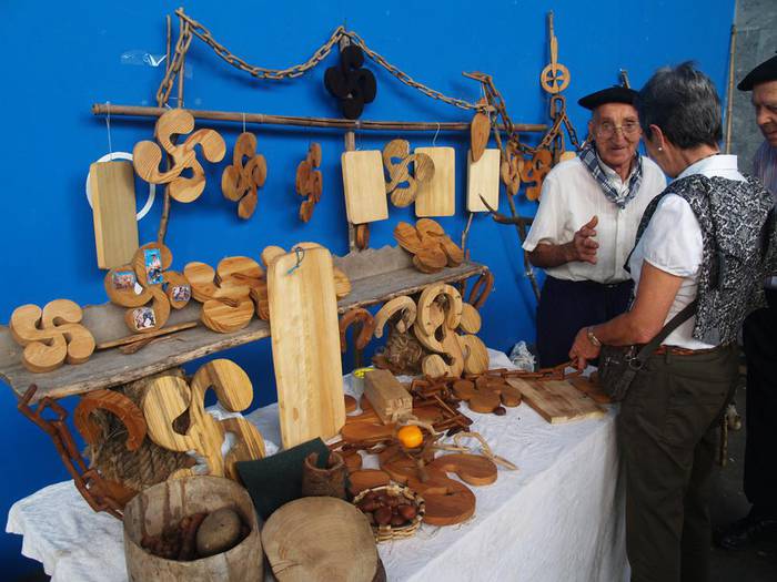 30 bat postuz hornituriko Artisautza Azoka igandean