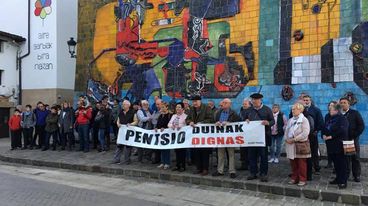 Bizimodu eta pentsio duinen aldeko elkarretaratzea 19:00etan Mikel Laboa plazan