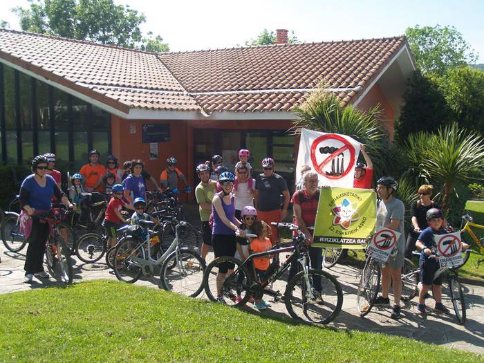 Txirrinkara batzeko bizikleta martxa abiatu dute usurbildar eta zubietarrek