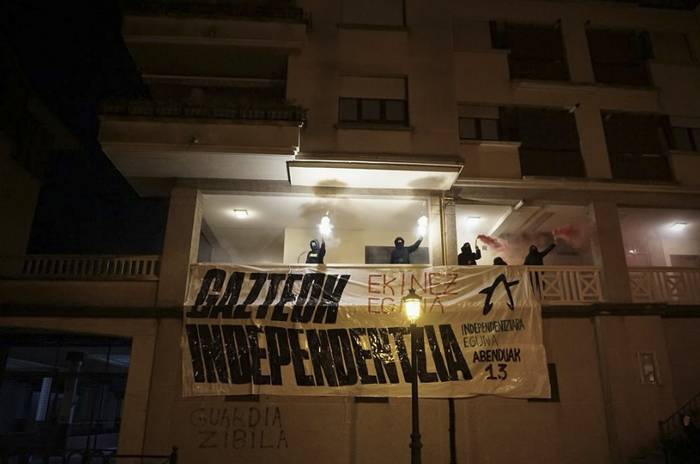 "Usurbilgo gazteok herriko ikur espainolista kendu dugu"