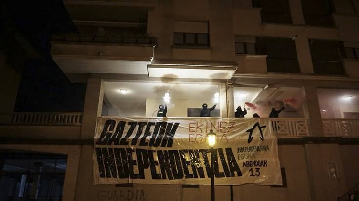 "Usurbilgo gazteok herriko ikur espainolista kendu dugu"