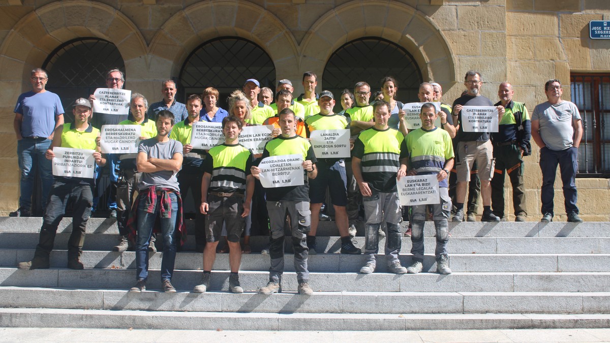 Urriaren 8ko greba egunaren atariko mobilizazioa egin dute udal langileek