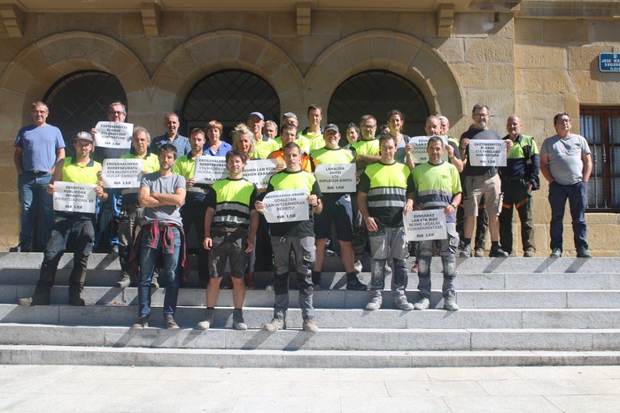 Urriaren 8ko greba egunaren atariko mobilizazioa egin dute udal langileek