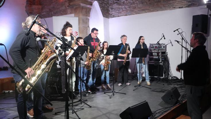 Altsasuko eta Usurbilgo saxo taldekoen kalejira igandean