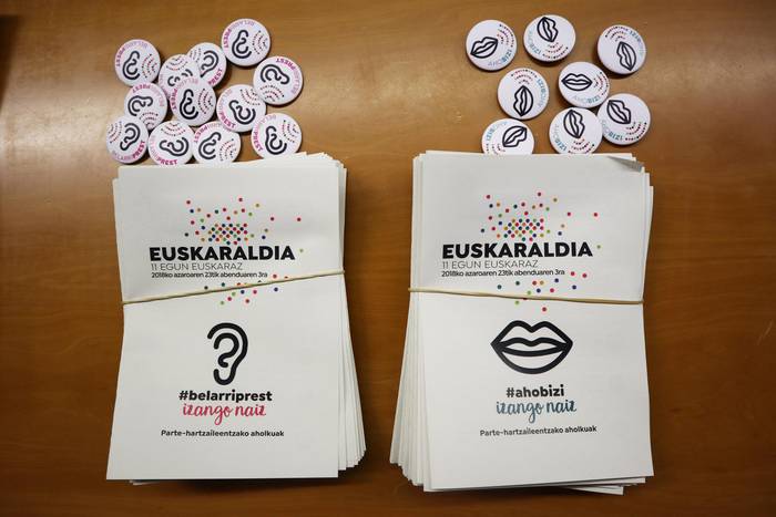 Euskaraldirako txapa eta eskuorri banaketari ekin diogu