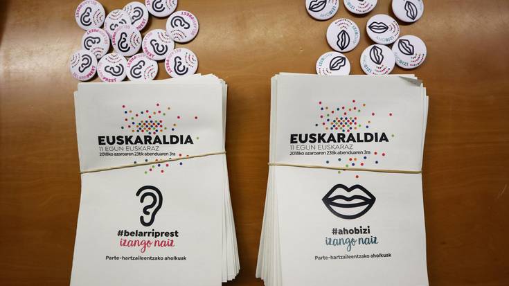 Euskaraldirako txapa eta eskuorri banaketari ekin diogu