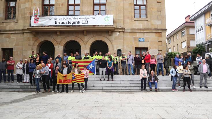 Erreferenduma delitua ez zela izan aldarrikatu eta elkartasuna adierazi dio Usurbilek Kataluniako herriari