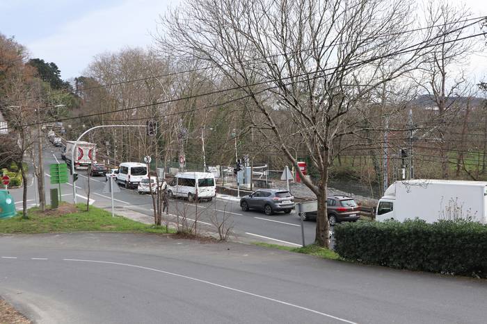 Lau zauritu eta haietatik bi larri, asteburuan izan diren bi istripuetan