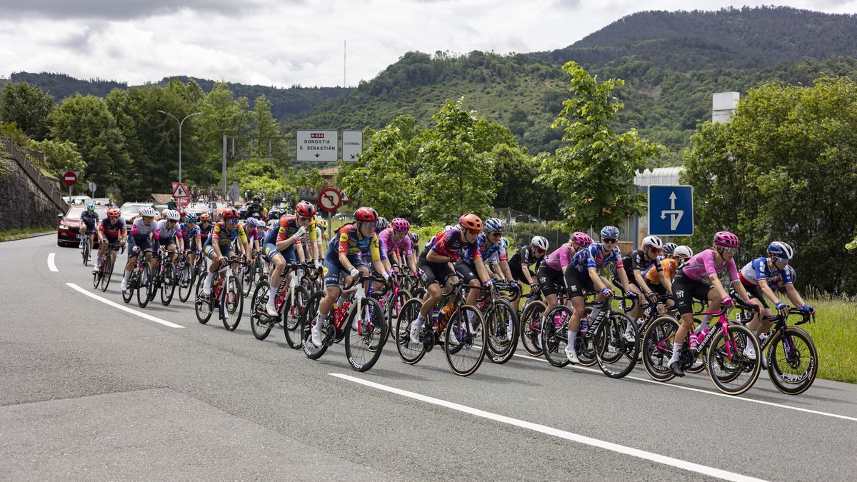 Ziztu bizian igaro dira Itzulia Women lasterketako partaideak