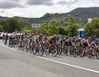 Ziztu bizian igaro dira Itzulia Women lasterketako partaideak