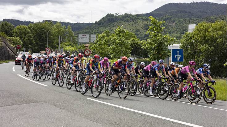 Ziztu bizian igaro dira Itzulia Women lasterketako partaideak