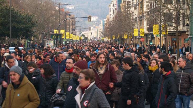 Errausketaren aurkako eta osasunaren aldeko milaka ahotsek Donostia erdigunea inguratu dute