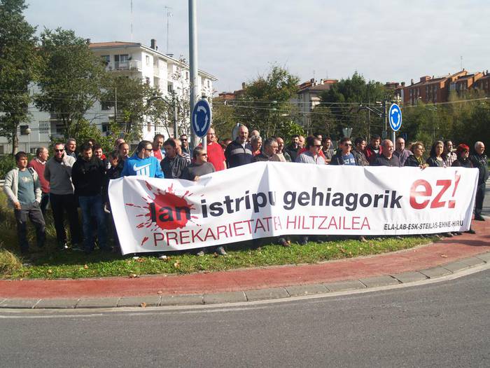Prekarietateak hiltzen segitzen duela salatu dute, Atalluko elkarretaratzean