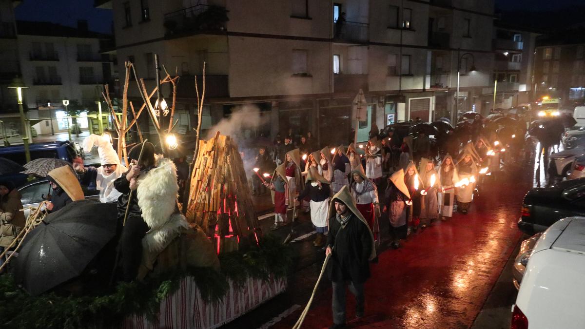 Herria agurtzeko gogotsu eta lagunarte ederrean heldu dira kalejiran Mari Domingi eta Olentzero