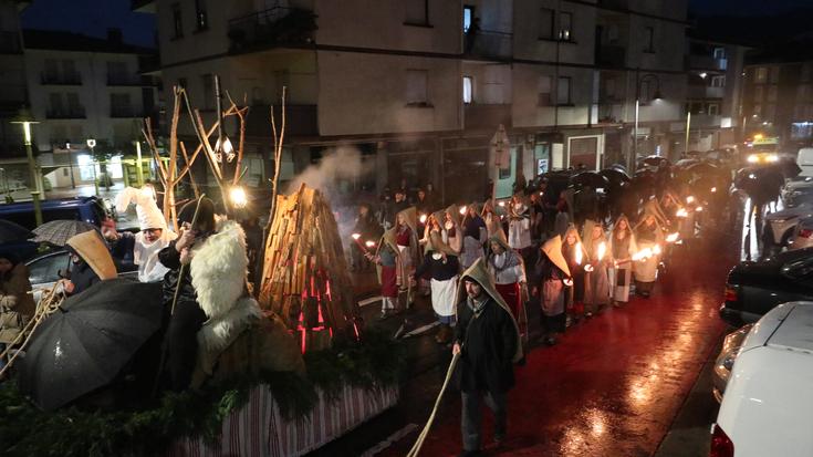 Herria agurtzeko gogotsu eta lagunarte ederrean heldu dira kalejiran Mari Domingi eta Olentzero