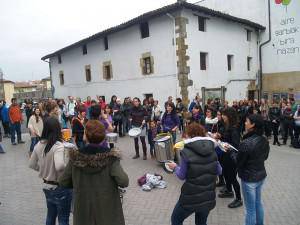 Batukada feminista taldekoak, erritmo biziz atera dira plazara