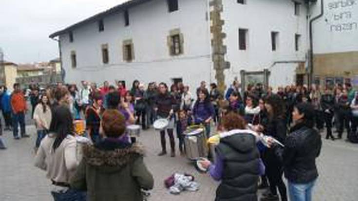 Batukada feminista taldekoak, erritmo biziz atera dira plazara