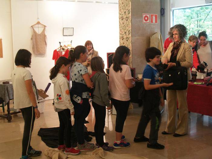 Bertako arropa diseinatzaileen erakusketa bisitatzeko azken eguna