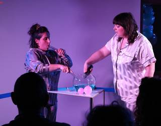 "Promesa berdina egin diegu lagun guztiei" antzerkiaren emanaldia iruditan