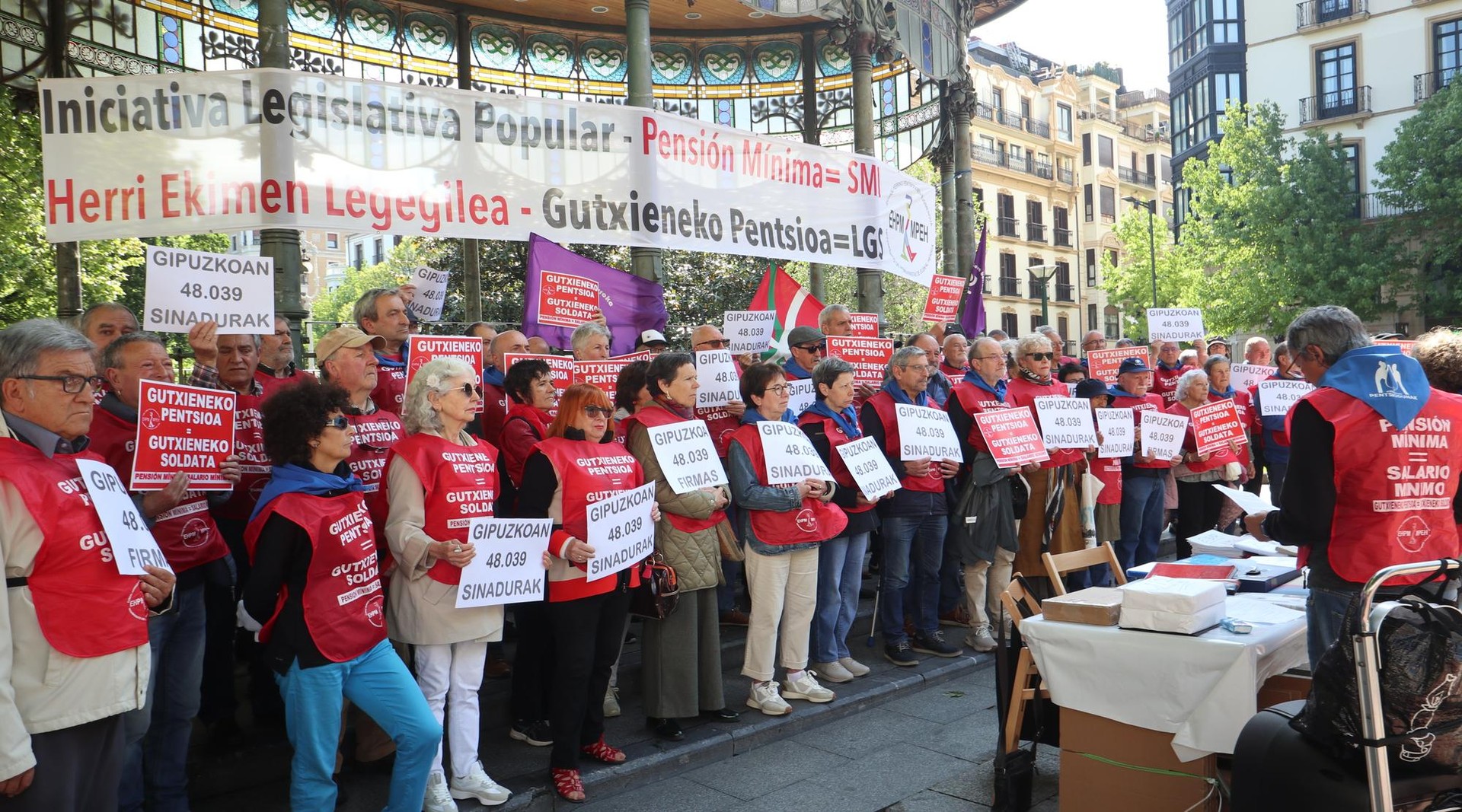 "Gutxieneko pentsioak LGSaren %100era parekatzea eskatzen dugu"