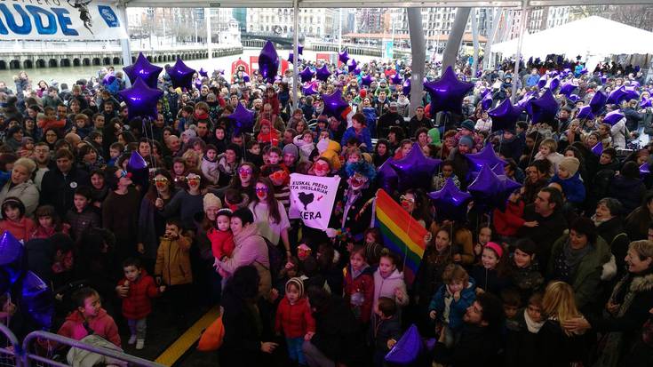 Xuarentzako argazki erraldoia atera dute Bilbon, arratsaldeko manifestazioaren aurretik