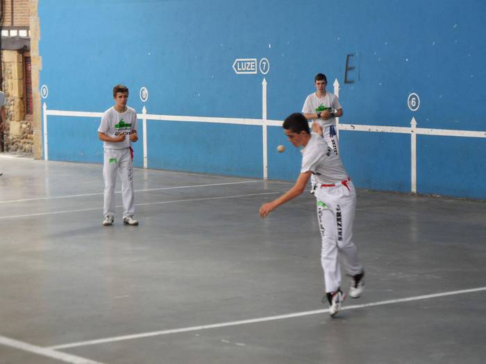 Pilota, eskubaloia, futbola eta txangoa, asteburuko kirol agendan
