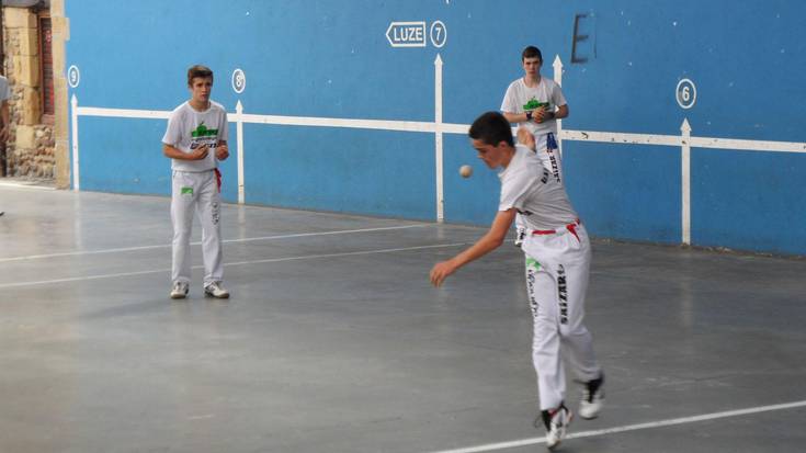 Pilota, eskubaloia, futbola eta txangoa, asteburuko kirol agendan