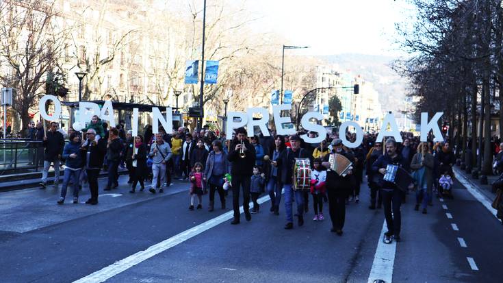 "Orain presoak. Atera bidera" Bilboko larunbateko manifestaziora joateko autobus zerbitzua Usurbildik