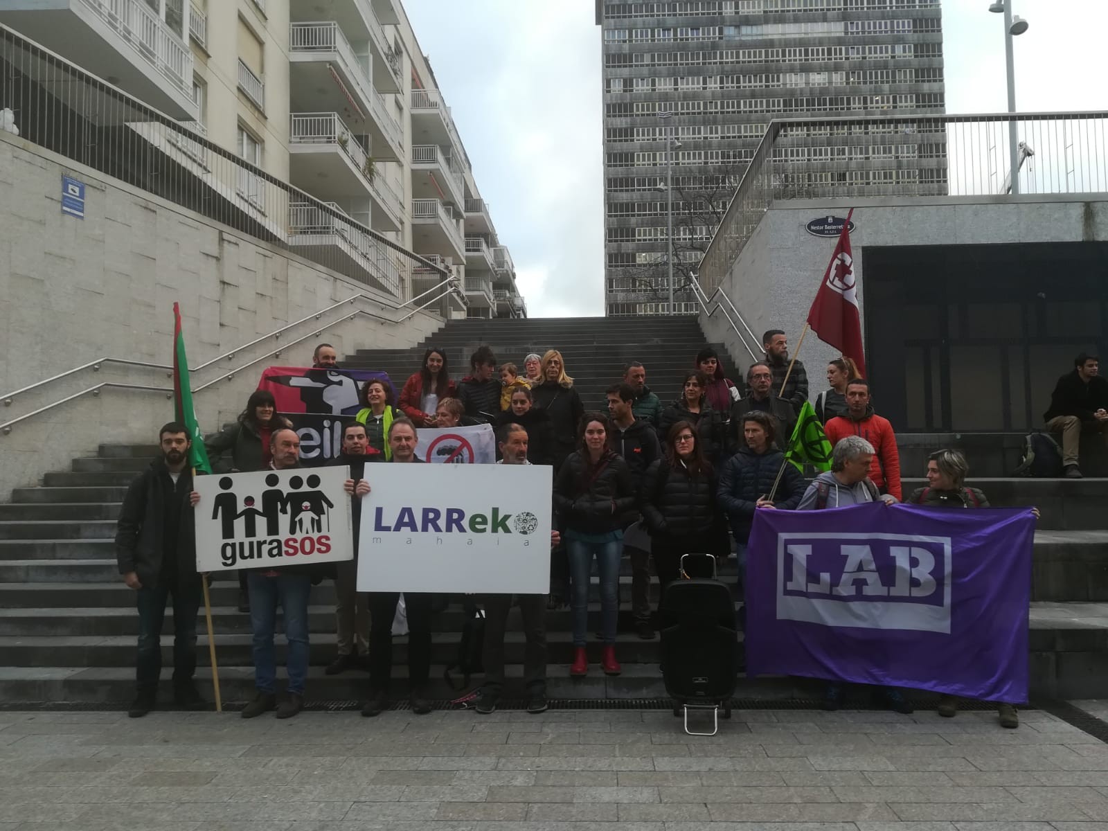 Erraustegia geratu eta etorkizuna erretzea eragozteko, larunbatean Donostian manifestatzera deitu gaitu Larreko Mahaiak