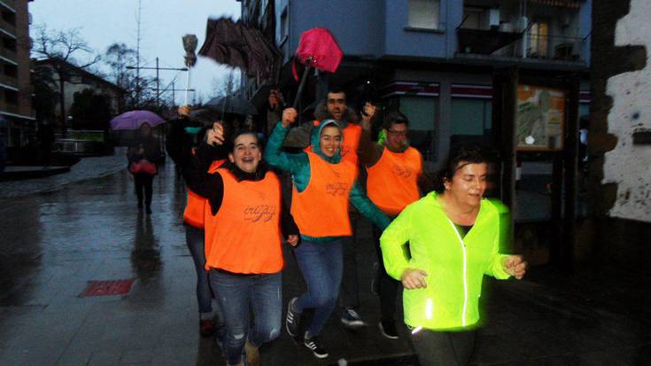 Giro euritsuari kolorea eta irribarrea erakutsi diote, 8. Hurbilago San Silvestre Lasterketako partaideek