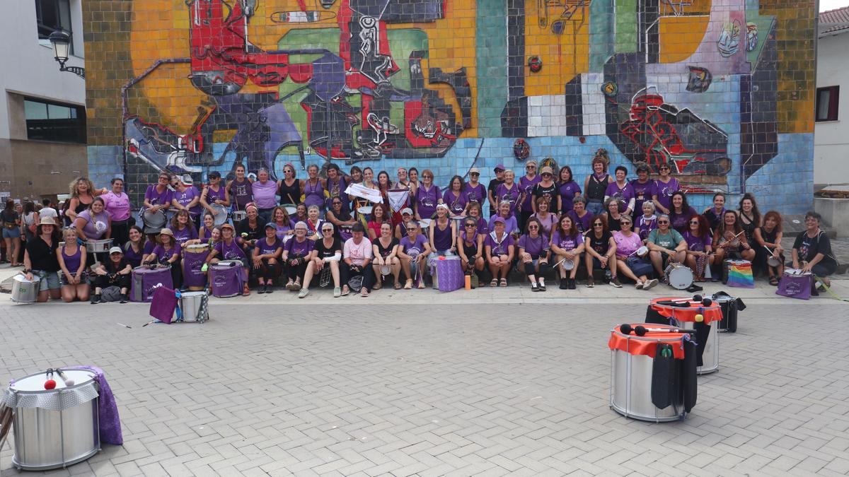 Batukada feministak biziki mugiarazi du iñurrien festa herrian barrena