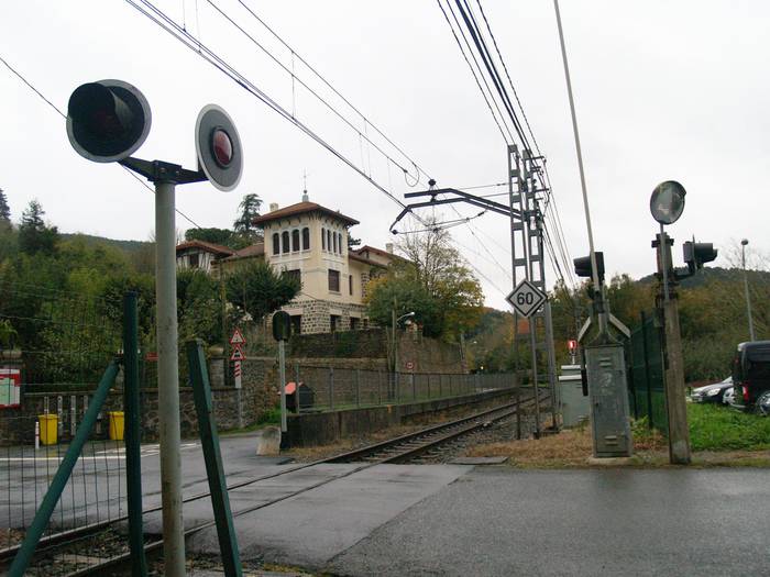 Lurjausi batek tren zerbitzua eten zuen atzo