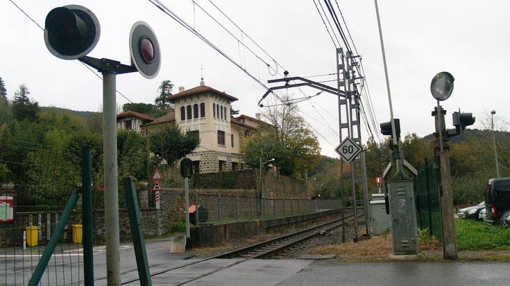 Lurjausi batek tren zerbitzua eten zuen atzo