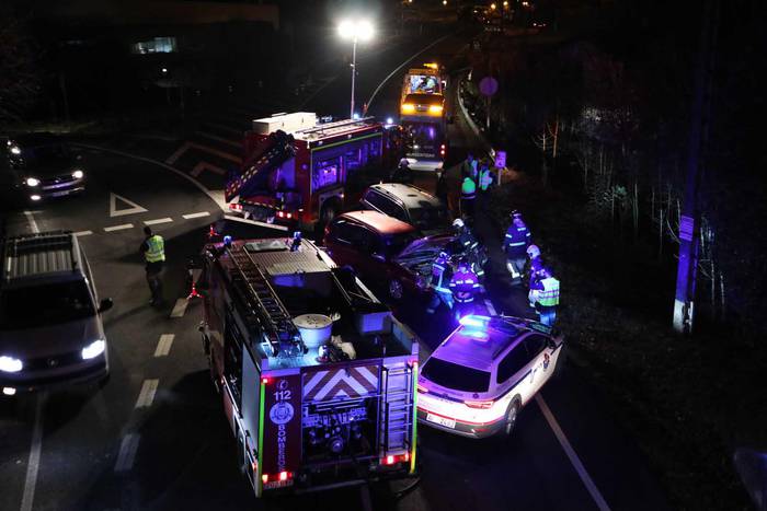 Bi autoren arteko istripua izan da iluntzean, Atxegalde parean