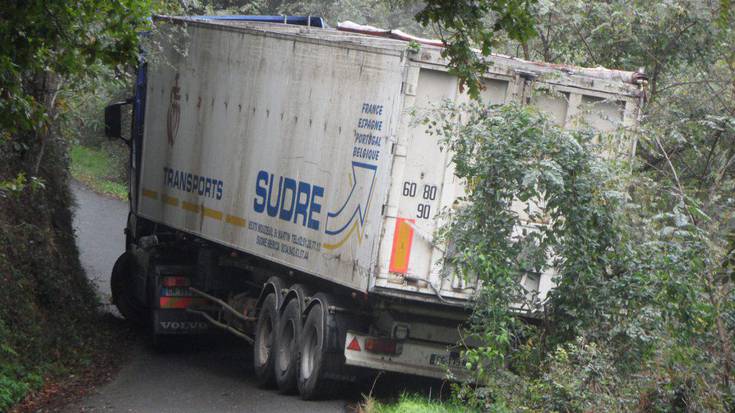 Arratzain eta hilerri arteko bidea moztuta, trailer bat trabatua dago