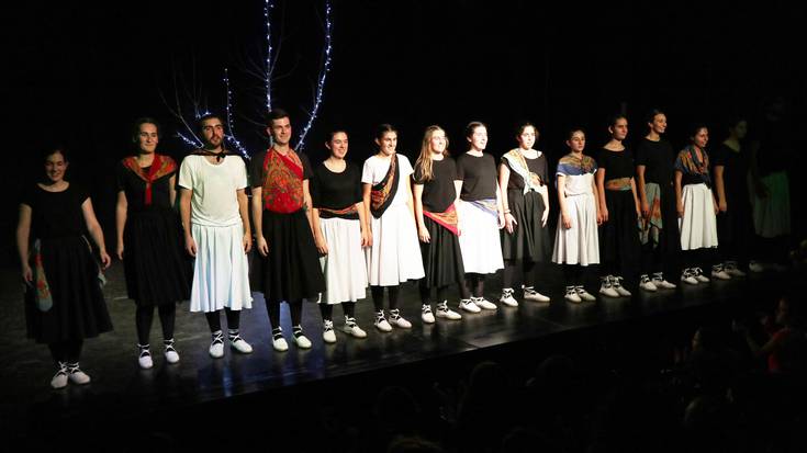 [Kulturaldia] Orbel jauzia ikuskizun paregabean bilakatu dute herriko dantzariek