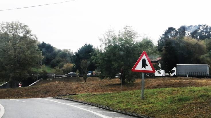 Ostiralean auto istripuan zauritutako gaztea hil da, gaur azken agurra